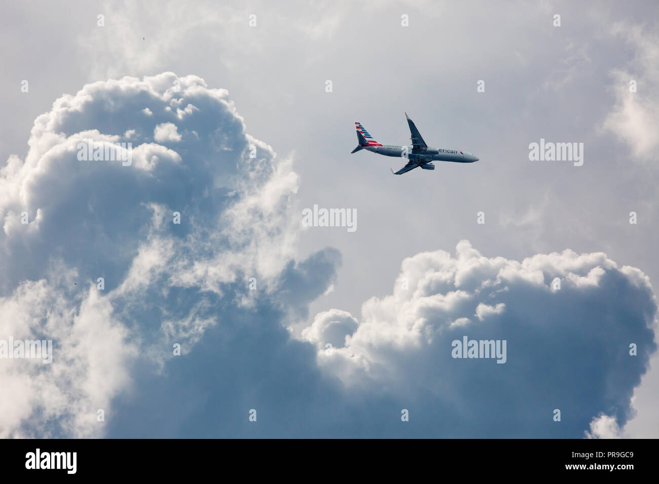 CHARLOTTE, Carolina del Norte (Estados Unidos) - 29 de septiembre de 2018: un avión comercial de American Airlines se desplaza a través de nubes de tormenta que se aproxime a un aeropuerto. Foto de stock