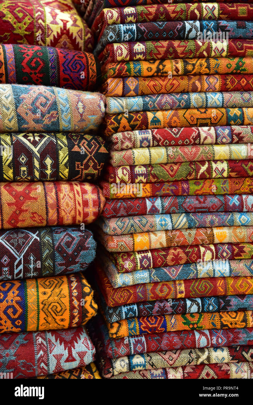 Coloridas telas a la venta dentro del Gran Bazar de Estambul, Turquía. Foto de stock