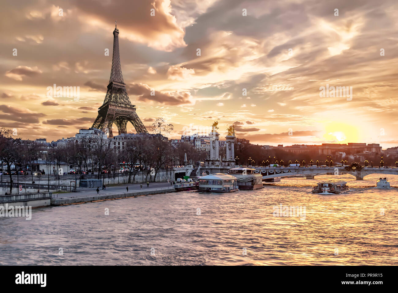 Increíble atardecer en París, con el Sena, el Pont Alexandre III y Torre Eiffel Foto de stock