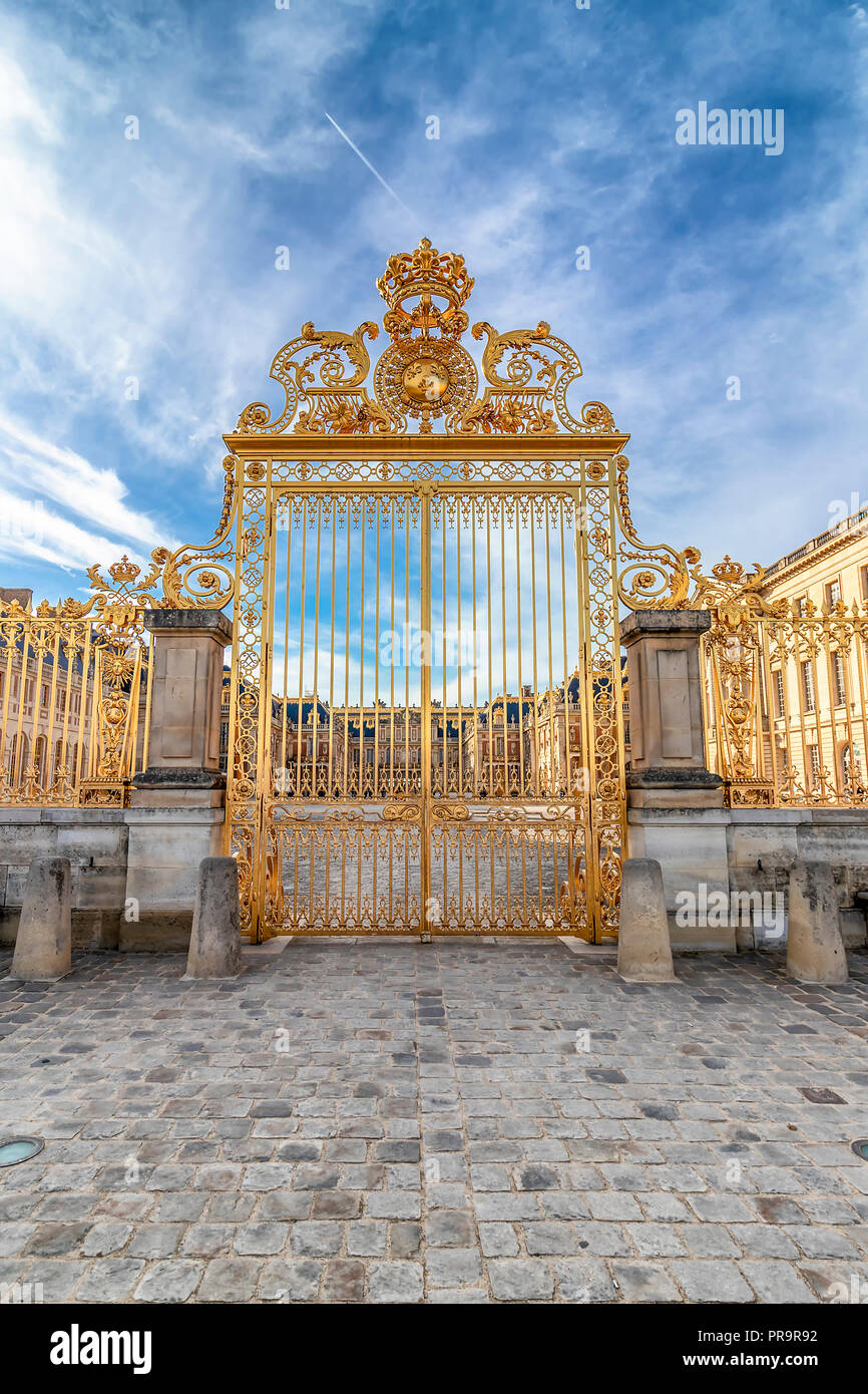 Puerta dorada principal en la fachada exterior del Palacio de Versalles,  París, Francia Fotografía de stock - Alamy
