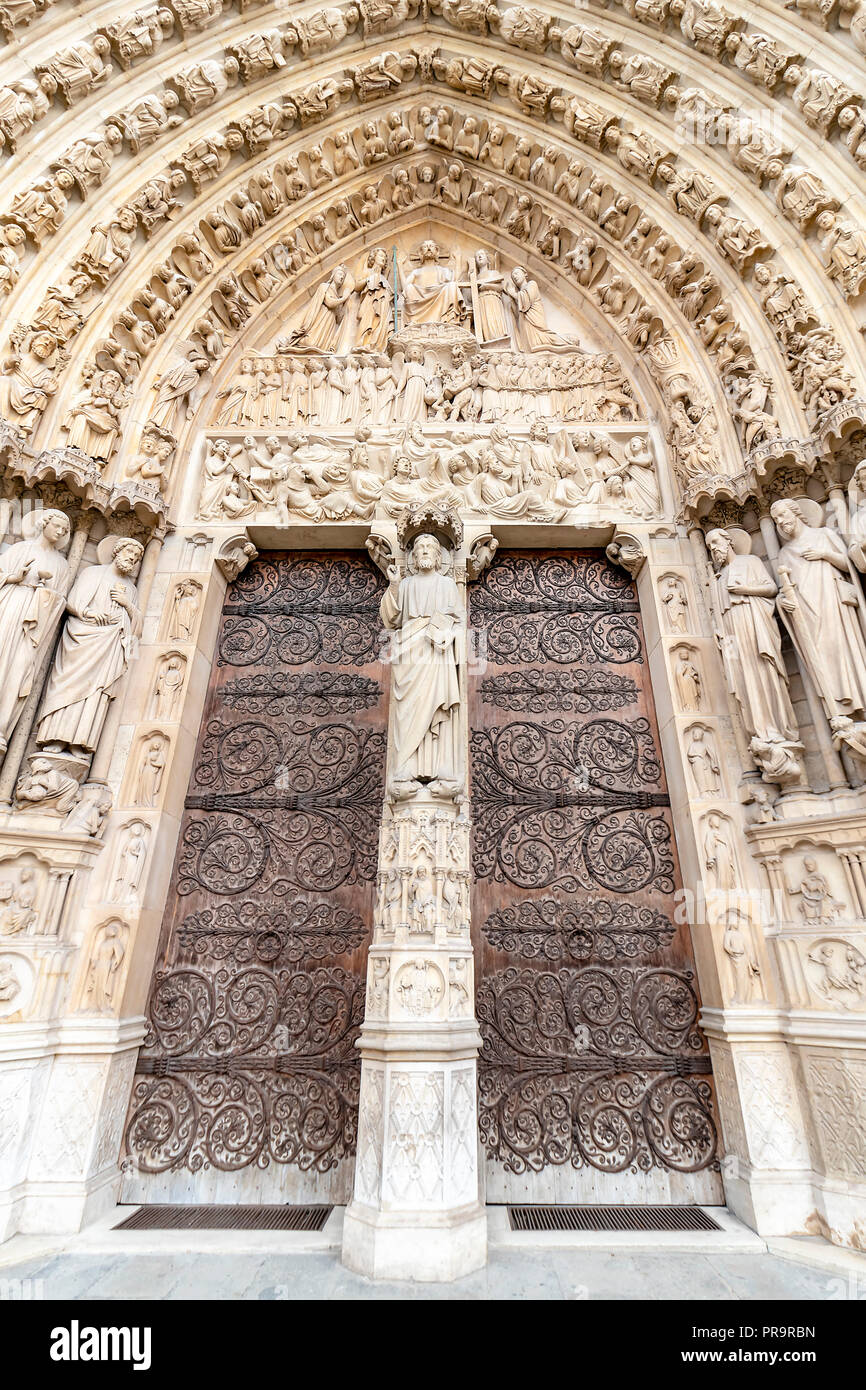 Puerta de entrada principal de la catedral de Notre Dame en París. Fachada  ornamentada con esculturas y estatuas, Francia Fotografía de stock - Alamy