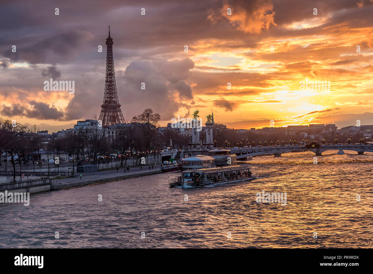 Increíble atardecer en París, con el Sena, el Pont Alexandre III y Torre Eiffel Foto de stock