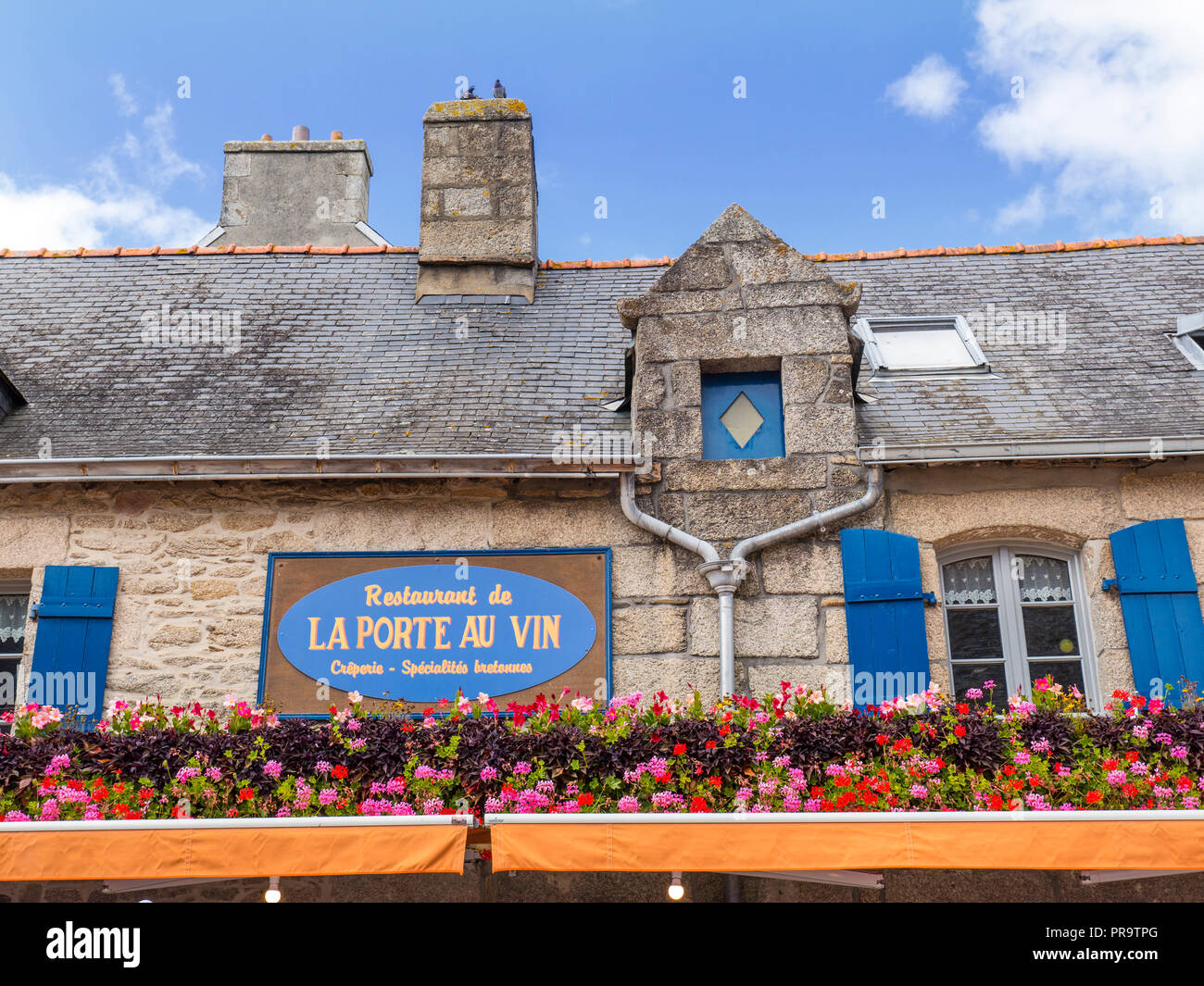 La Bretaña francesa rústico antiguo restaurante alfresco 'La Port au vin' con flores florales mostrar Ville cerca de Concarneau Bretagne Finisterre Francia Foto de stock