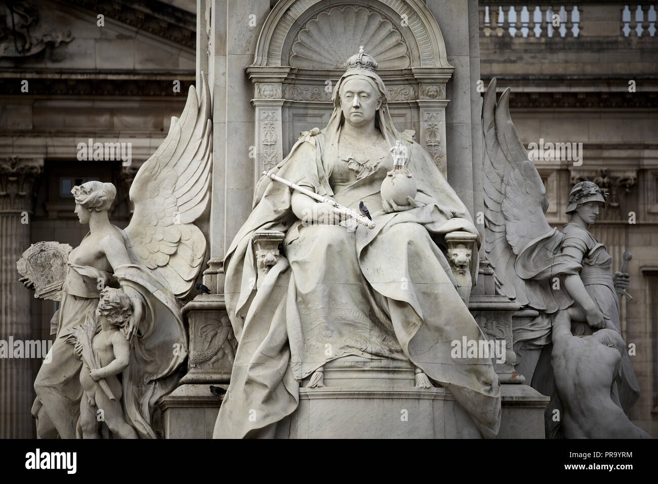 El Victoria Memorial de la reina Victoria por el escultor Thomas Brock, situado en el extremo del Mall, la ciudad de Westminster en Londres, la ciudad capital de la ne Foto de stock