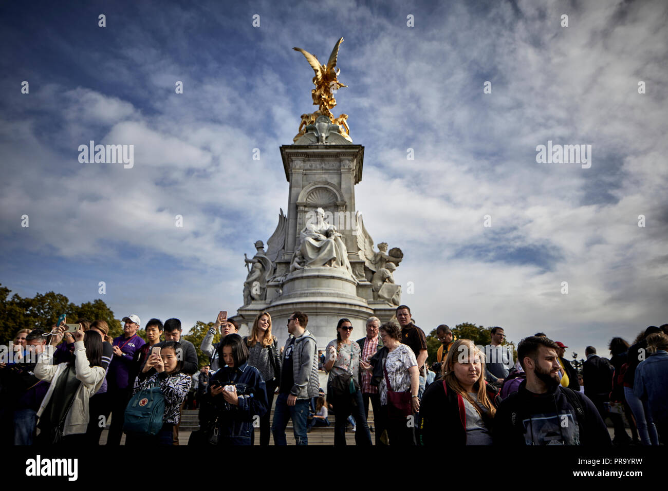 Los turistas esperando en victoria memorial fuente fuera del Palacio de Buckingham la ciudad de Westminster en Londres, la ciudad capital de Inglaterra Foto de stock