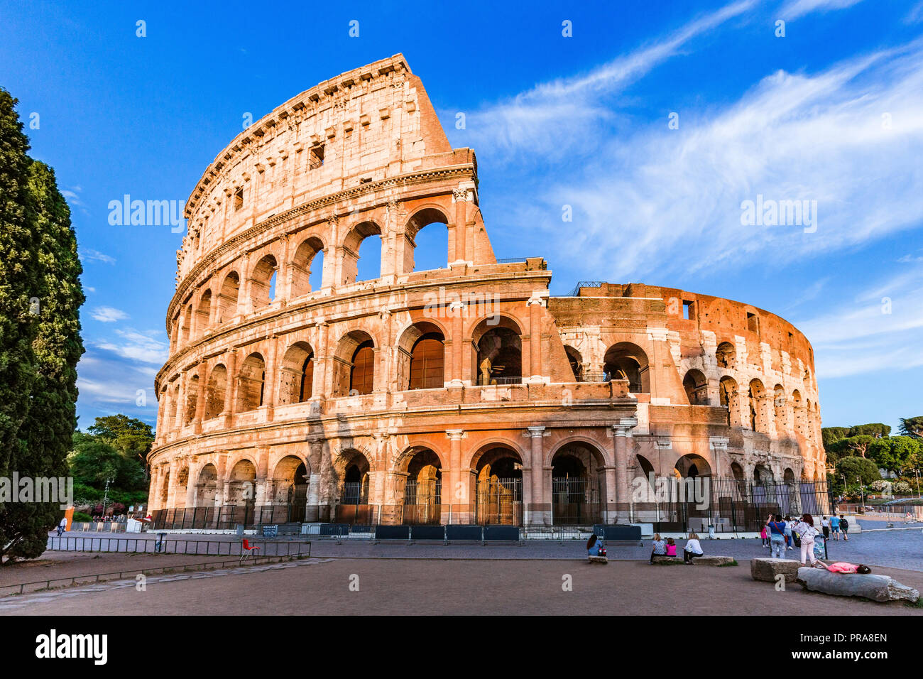 Roma, Italia. El Coliseo o el Coliseo al atardecer. Foto de stock