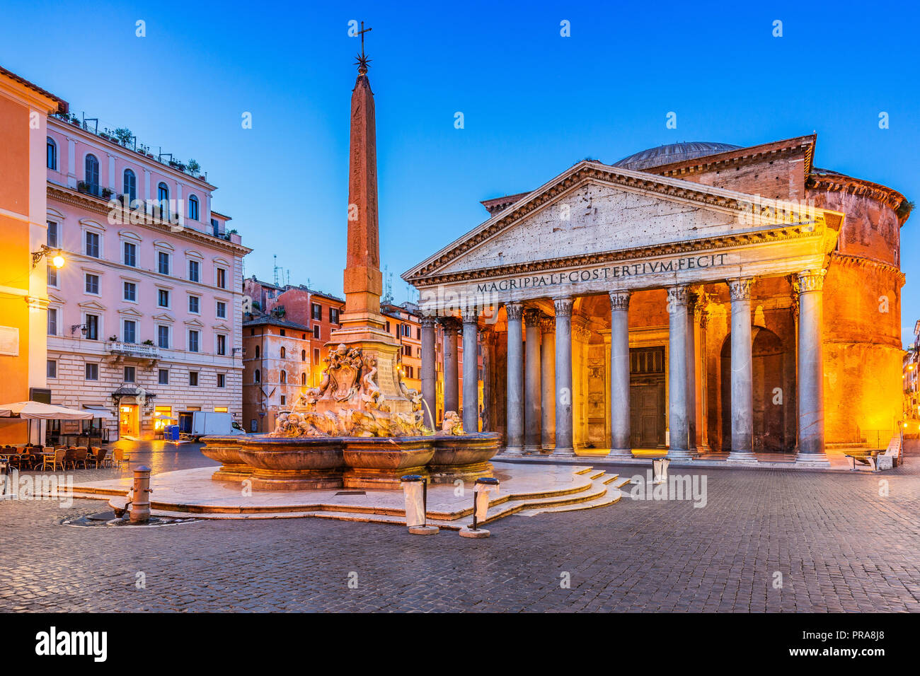 Roma, Italia. Panteón templo, Rotonda plaza y fuente en el crepúsculo. Foto de stock