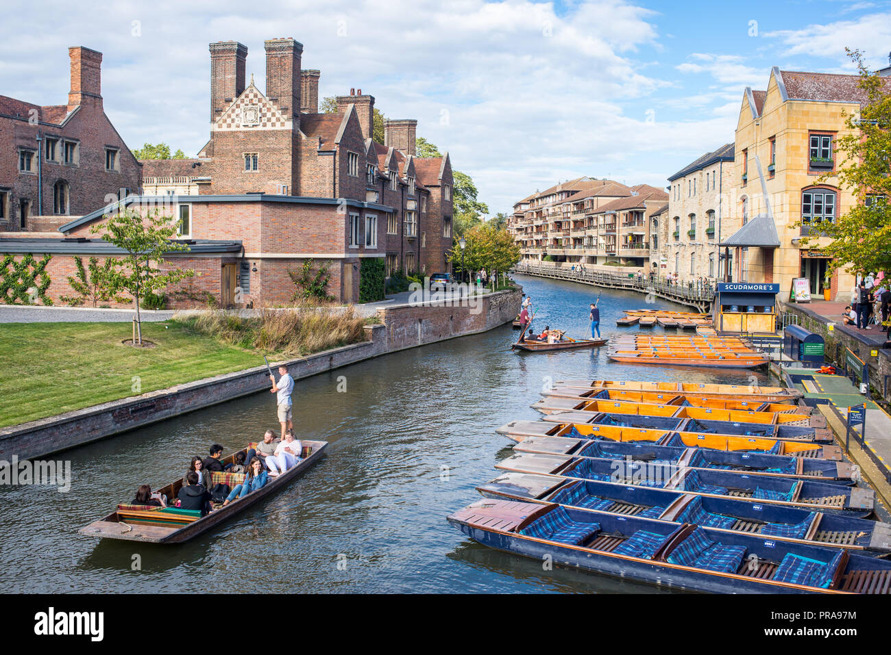 Cambridge, UK - Septiembre de 2018. Turismo de verano remar por el río Cam, vista desde el puente de la magdalena con Magdalene College y Scudamore's Quayside Foto de stock