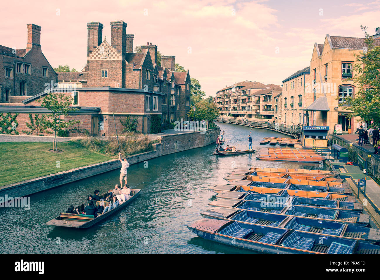 Cambridge, UK - Septiembre de 2018. Turismo de verano remar por el río Cam, vista desde el puente de la magdalena con Magdalene College y Scudamore's Quayside Foto de stock