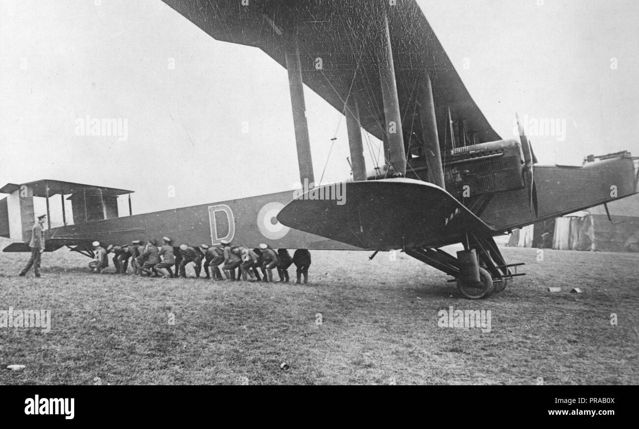 Inglés Campamento de aviación en Aisne, Francia. English HandleyPage