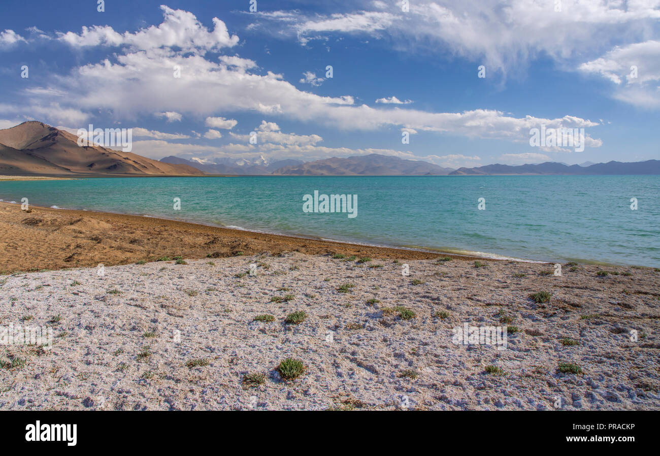 Imágenes de remote Karakul lago salobre, un lago de alta elevación, en la sección oriental de la autopista de Pamir en Tayikistán oriental. Foto de stock