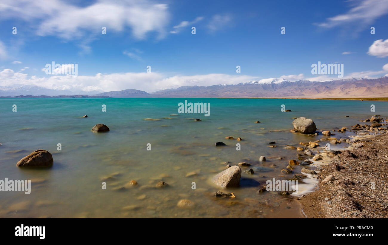 Imágenes de remote Karakul lago salobre, un lago de alta elevación, en la sección oriental de la autopista de Pamir en Tayikistán oriental. Foto de stock