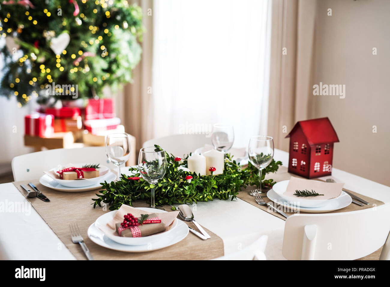 Una mesa puesta para una cena en casa en época de Navidad Fotografía de  stock - Alamy