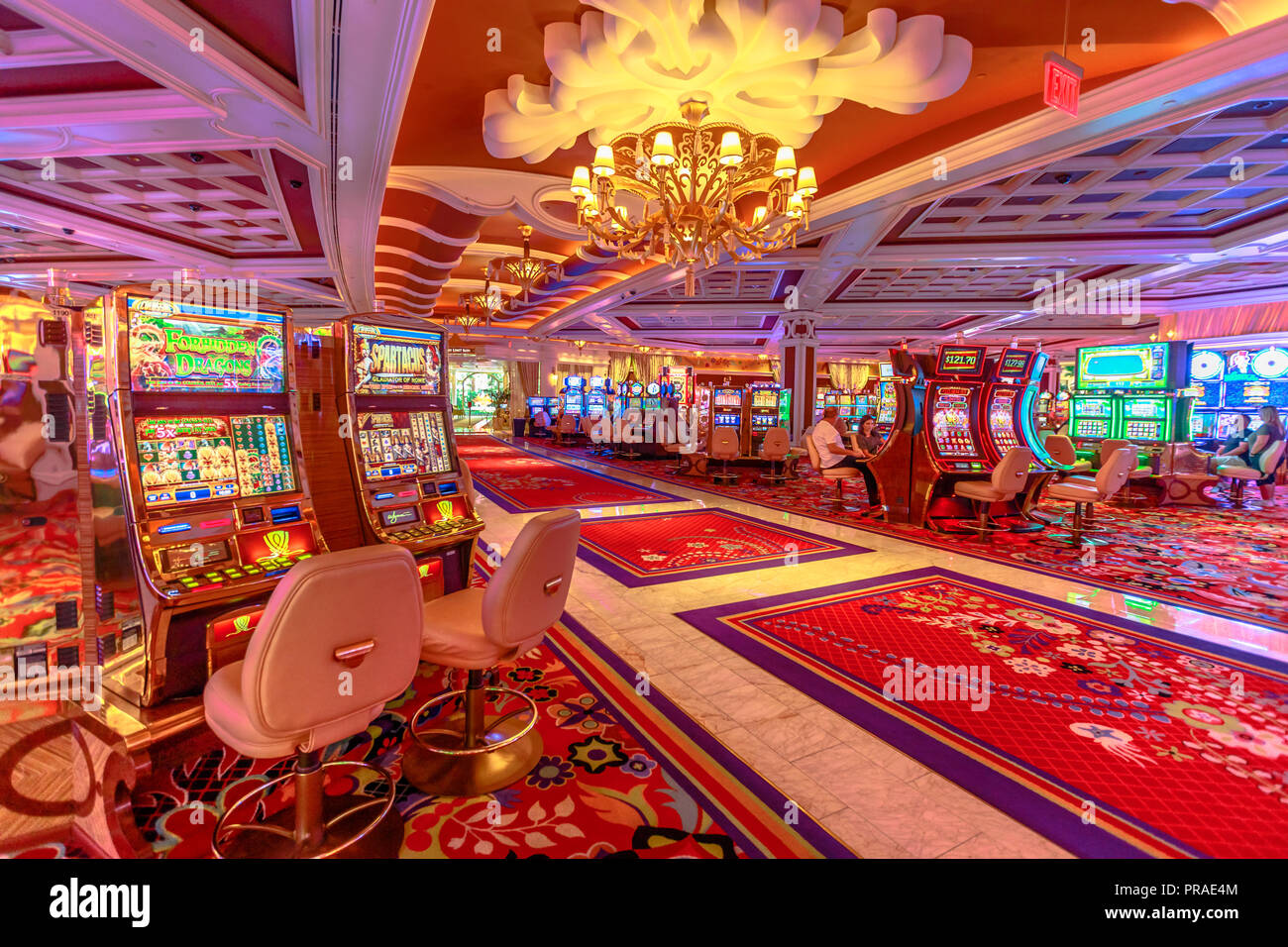 Las Vegas, Nevada, Estados Unidos - Agosto 18, 2018: la gente jugando en la  máquina de ranura dentro del Wynn en Las Vegas Strip. Interior de un lujoso  Hotel y Casino Fotografía