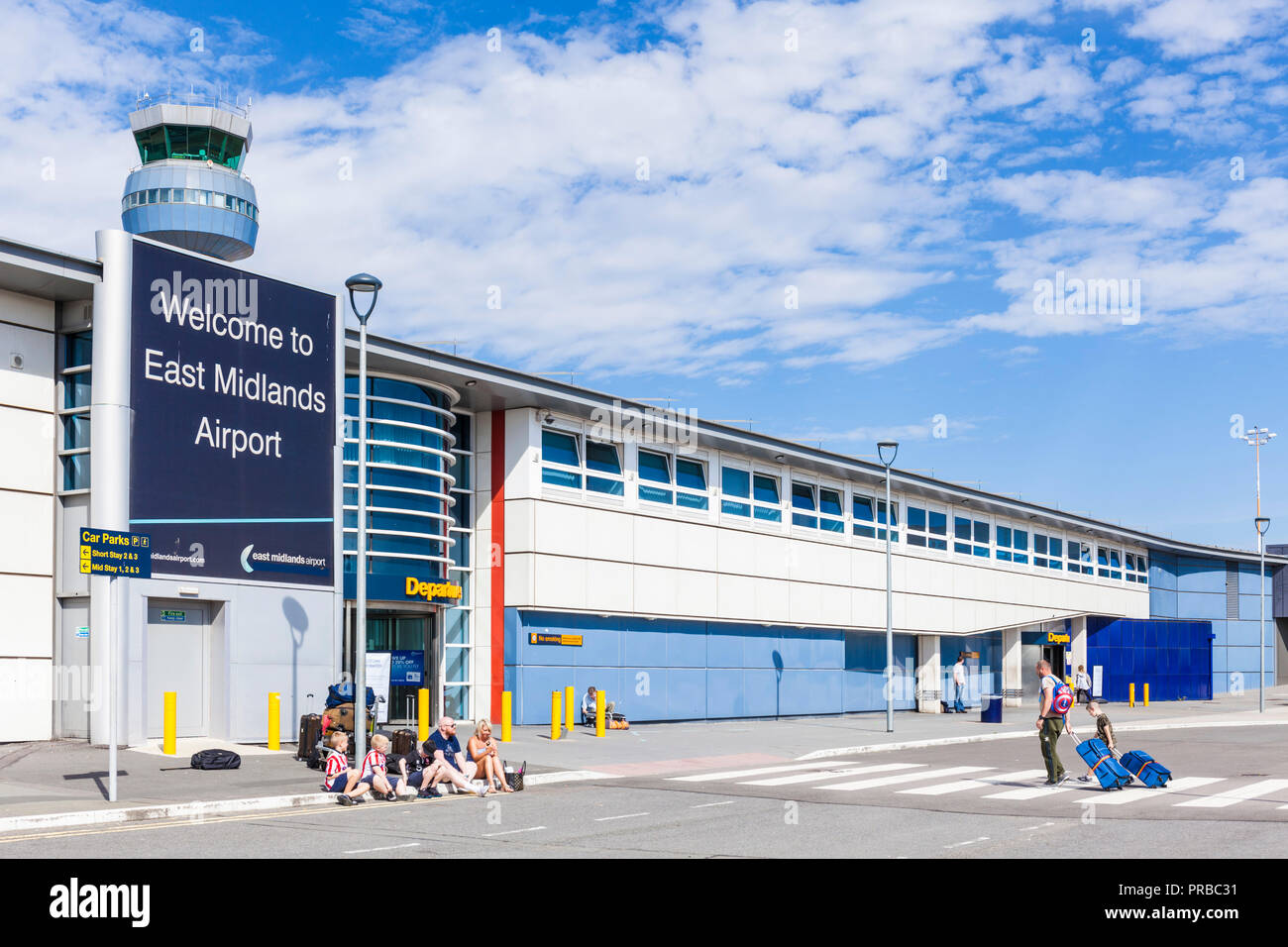 Los pasajeros del aeropuerto East Midlands de salidas hacia la entrada
