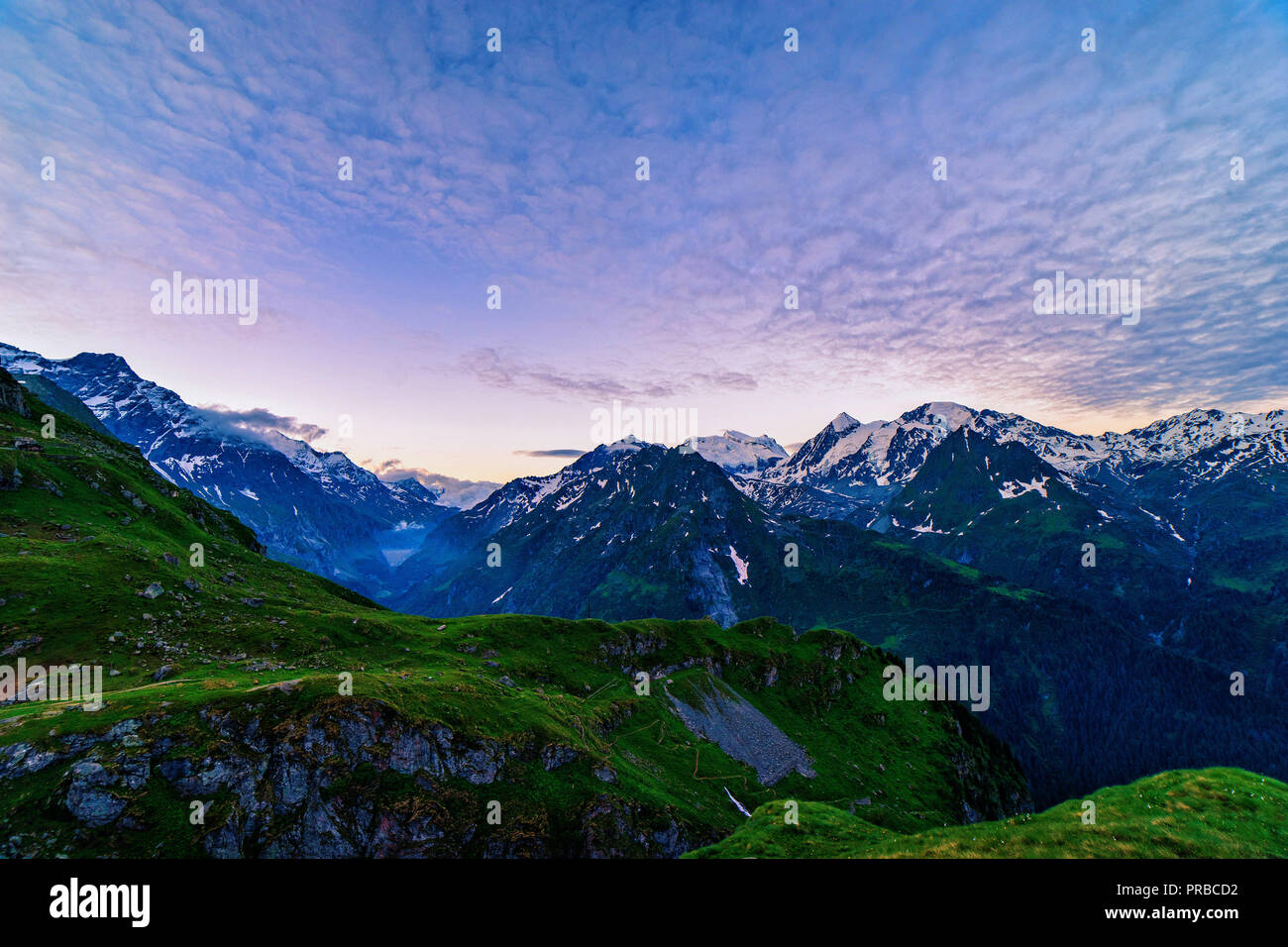 Hermosa vista panorámica de las montañas de los Alpes Suizos. Hora Azul del amanecer de tonos rosados y azules, Verbier, Canton du Valais, Wallis, Suiza. Foto de stock