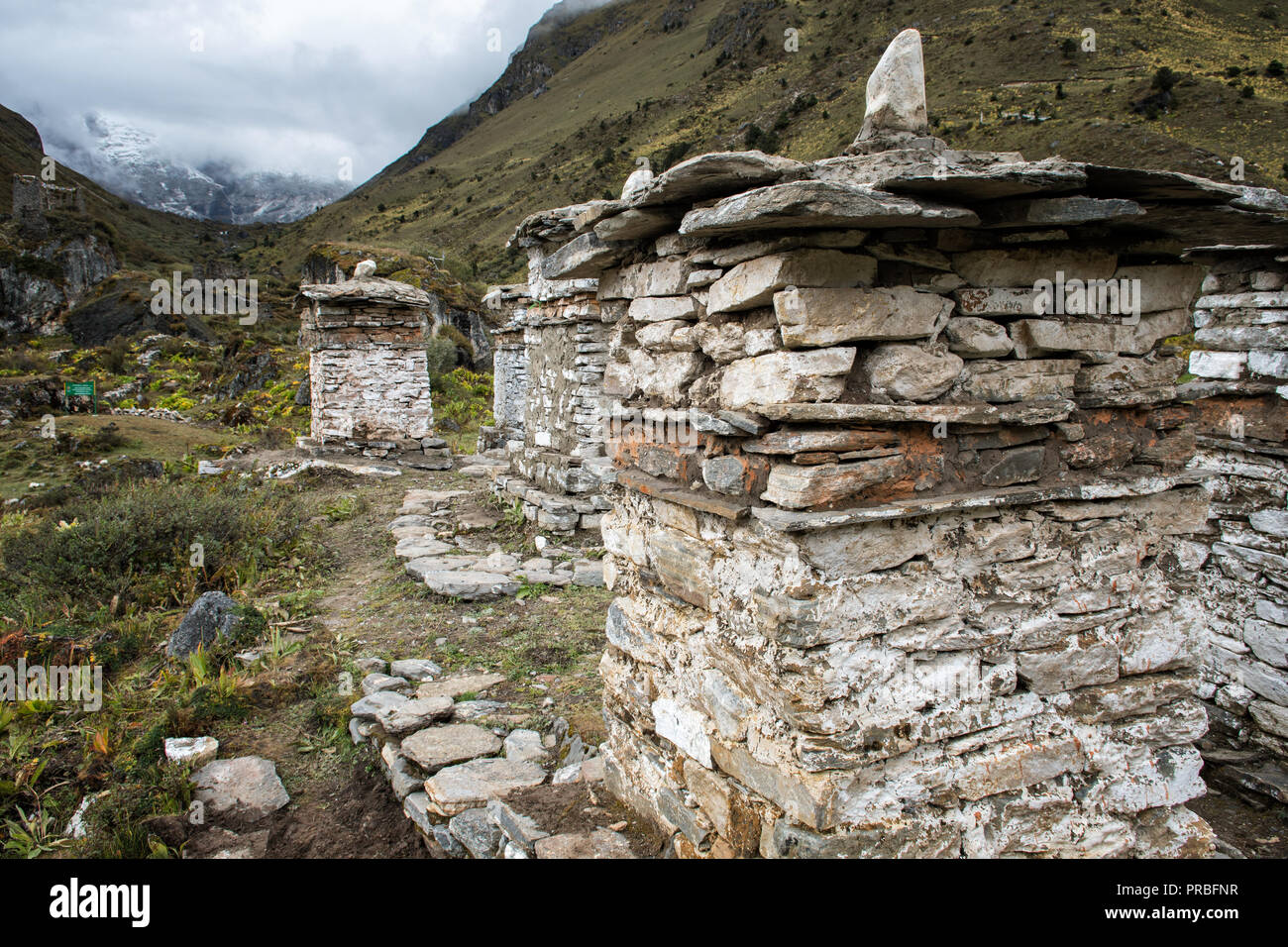En la base de Chortens en Jangothang Chomolhari camp, del distrito de Thimphu, Snowman Trek, Bhután Foto de stock