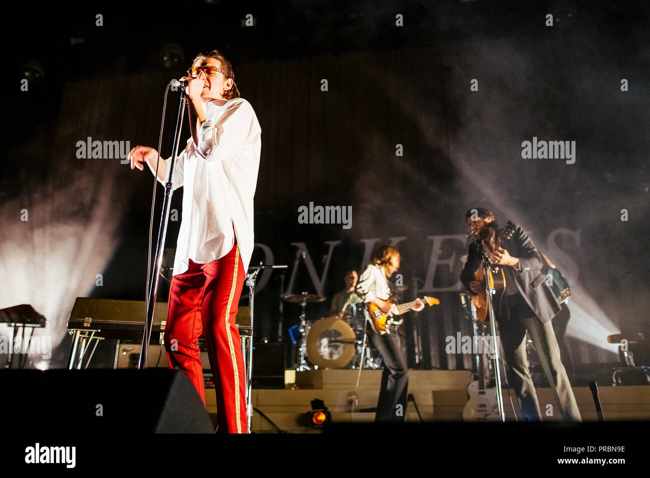 Dinamarca, Copenhague - Junio 27, 2018. La banda de rock inglés Arctic  Monkeys realiza un concierto en vivo en el escenario real en Copenhague.  Aquí el cantante, compositor y músico Alex Turner