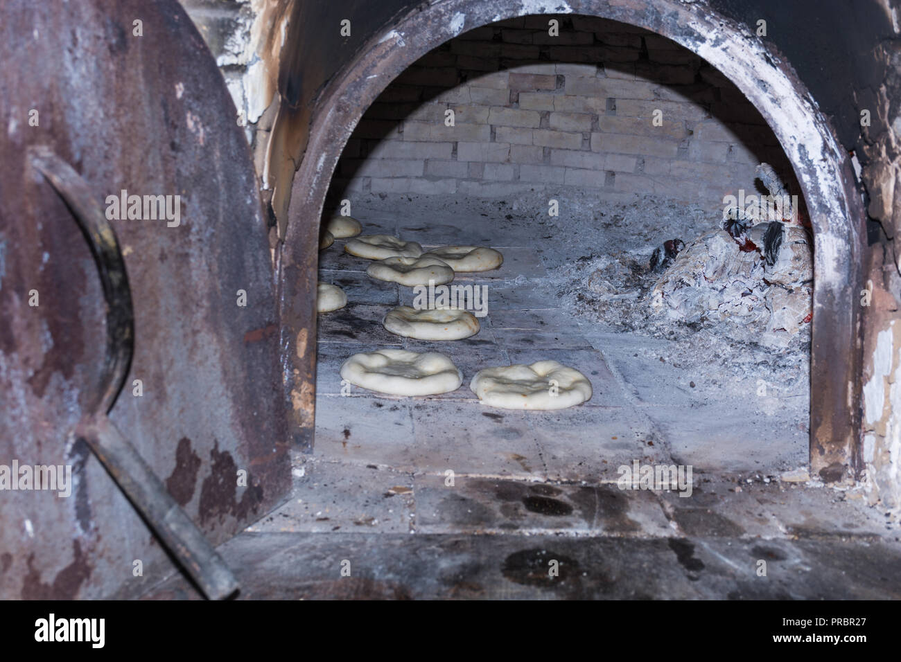 Pan cocido en el horno de leña. Típicos de la tradición siciliana. Pan  dulce tradicional en Sicilia Fotografía de stock - Alamy