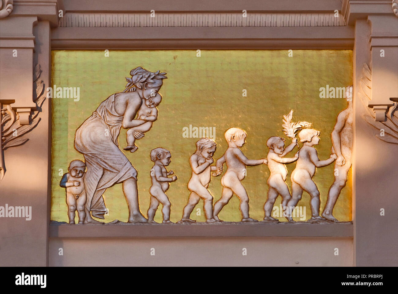 Panel de bajo relieve de estilo Art Nouveau, diseñado por Jacek Malczewski, en el friso de Palac Sztuki o Palacio de Bellas Artes de Cracovia, Polonia Foto de stock