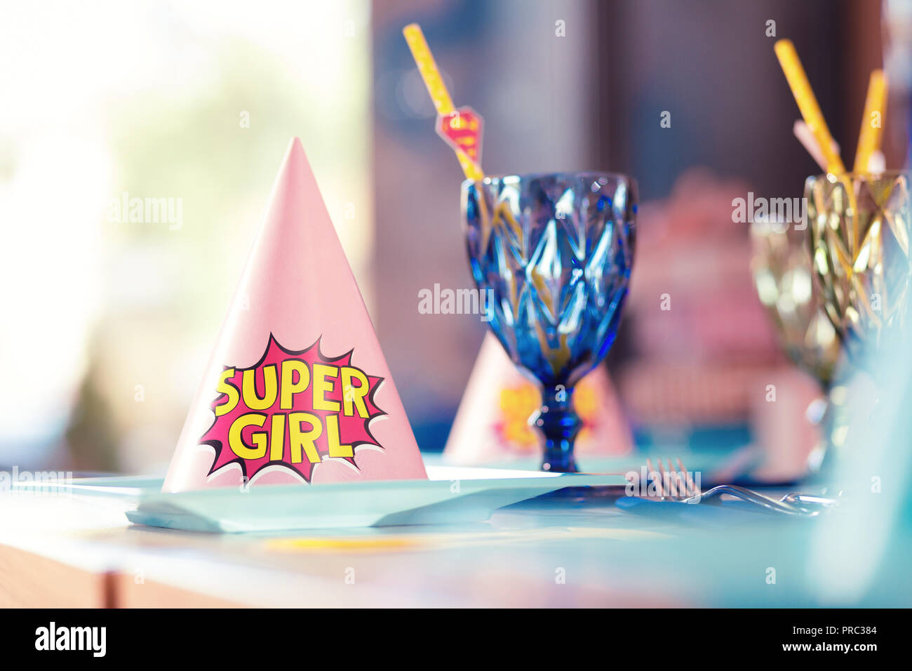 Rosa gorro de fiesta de Super Chica colocados cerca de las gafas Fotografía  de stock - Alamy