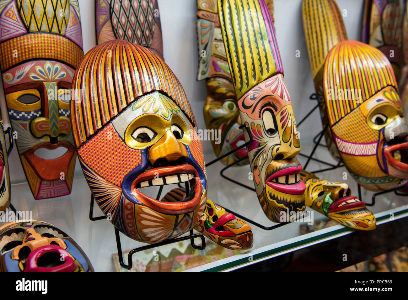 América del Sur: Colombia, Cartagena. Souvenirs artesanales tradicionales  para la venta en el casco antiguo de la ciudad. Coloridas máscaras.  Fotografiado con el permiso del propietario de la tienda Fotografía de  stock -