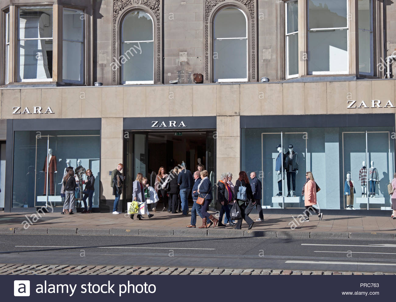 Tienda en Princes Street, Edimburgo, Escocia, Reino Unido Fotografía de  stock - Alamy