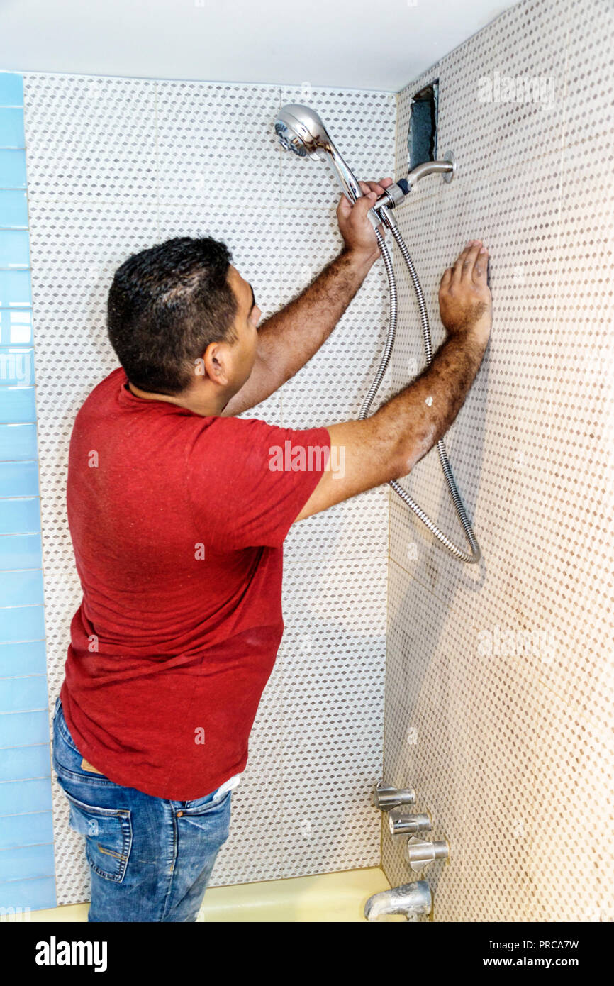 Miami Beach Florida,contratista,hombre hispano hombres, baño plomería ducha instalación,trabajo,FL180630091 Foto de stock