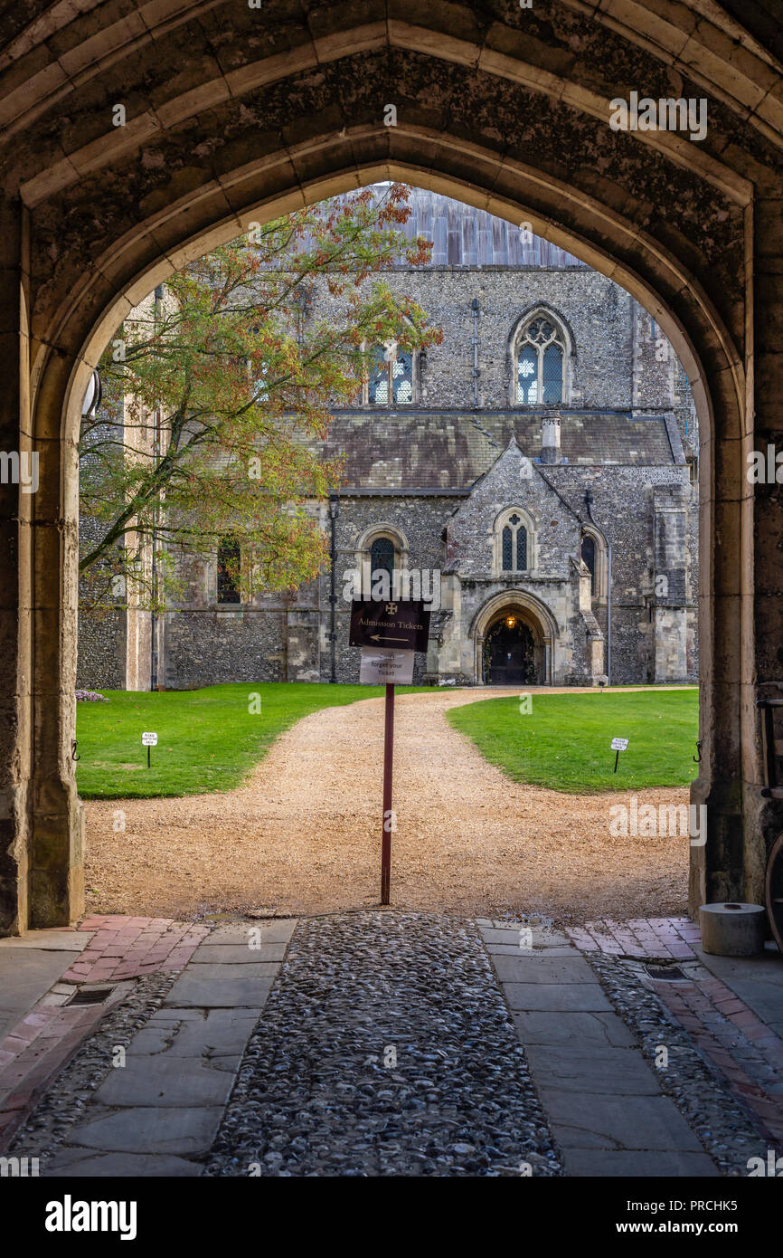 Arco puerta de entrada al hospital de Santa Cruz y de la Noble Almshouse pobreza - almshouse medieval edificio catalogado de grado 1 en Winchester, Reino Unido Foto de stock