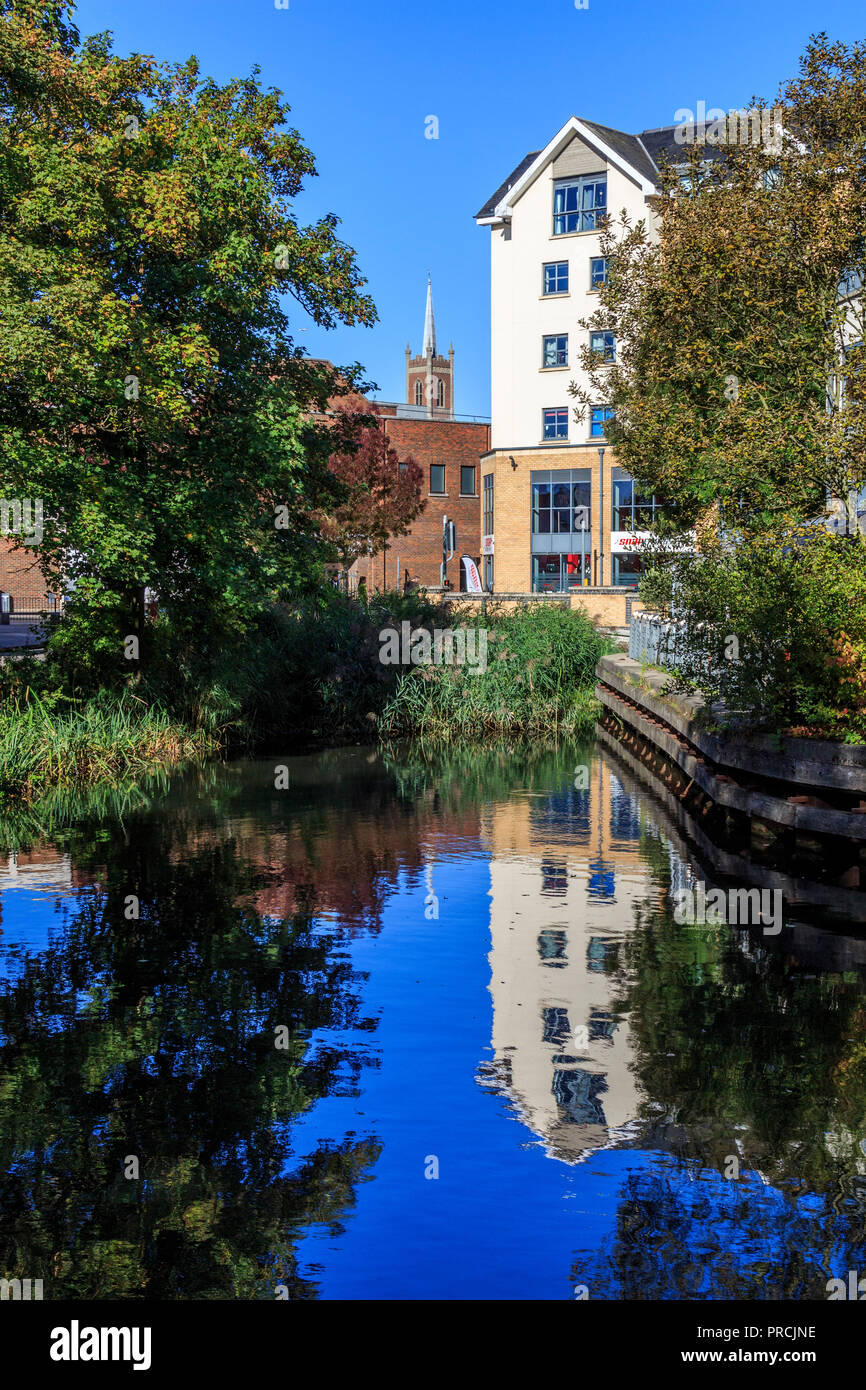 Bishops Stortford a lo largo de la ruta de remolque río stort histórico y pintoresco mercado de la ciudad de Hertfordshire, en el río stort ,el sur de Inglaterra, Reino Unido, Gran Bretaña, UE Foto de stock