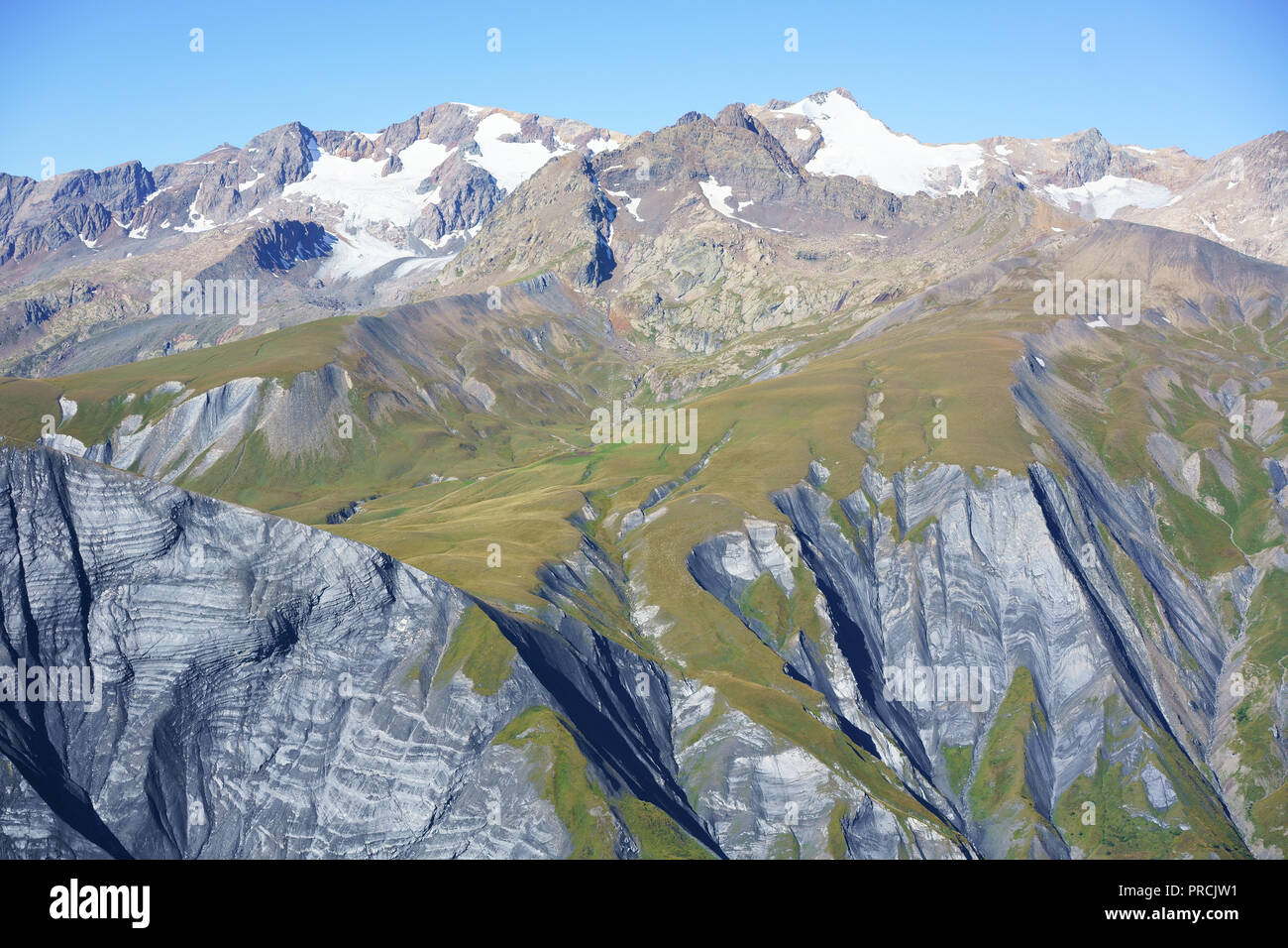 VISTA AÉREA. Les Grandes Rousses Massif, la cumbre más alta es Pic Bayle con una elevación de 3465 metros. Vaujany, Auvernia-Rhône-Alpes, Francia. Foto de stock