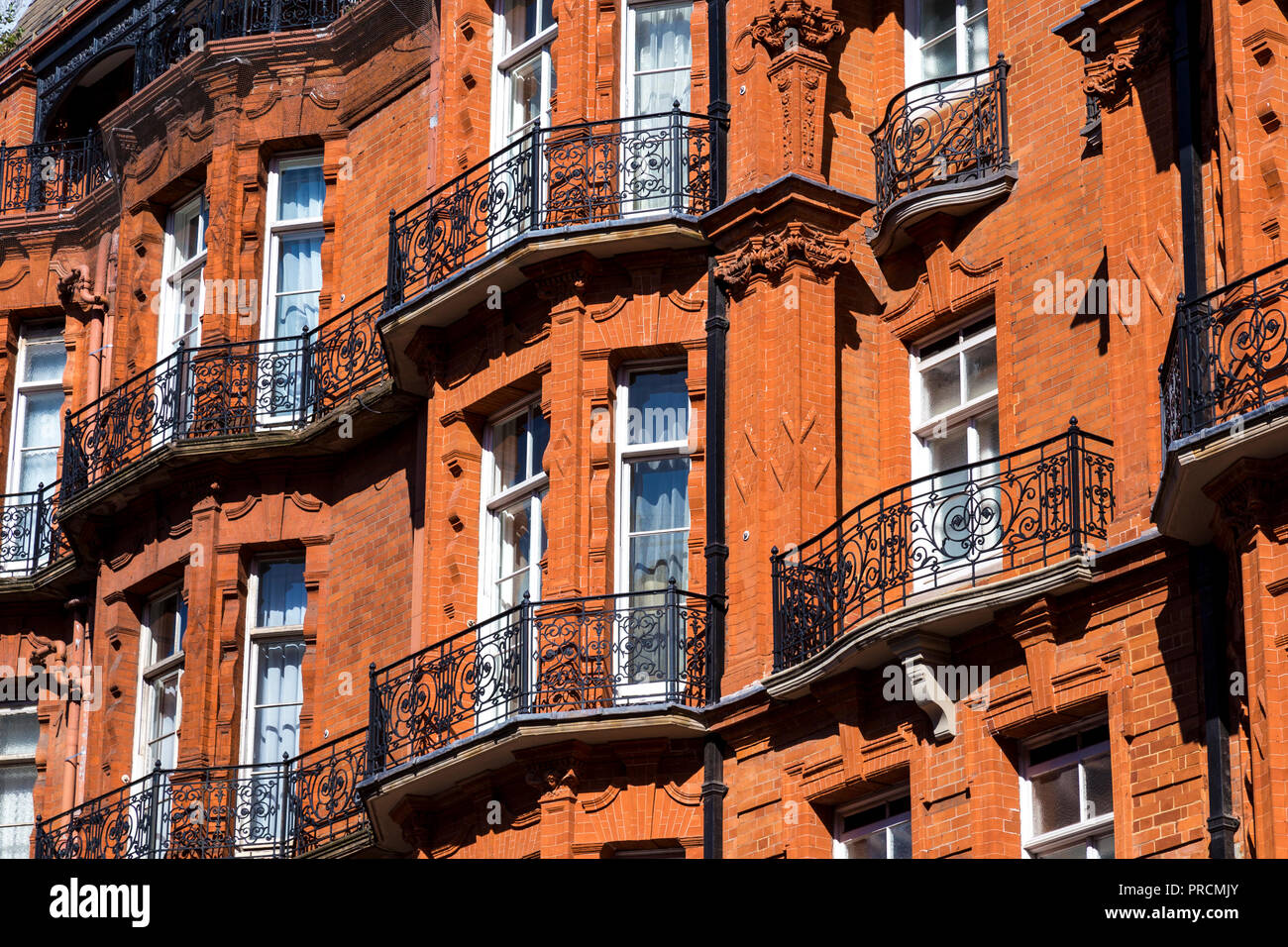 Fachada de Claridge's hotel de lujo sobre Davies Street, Mayfair, London, UK Foto de stock
