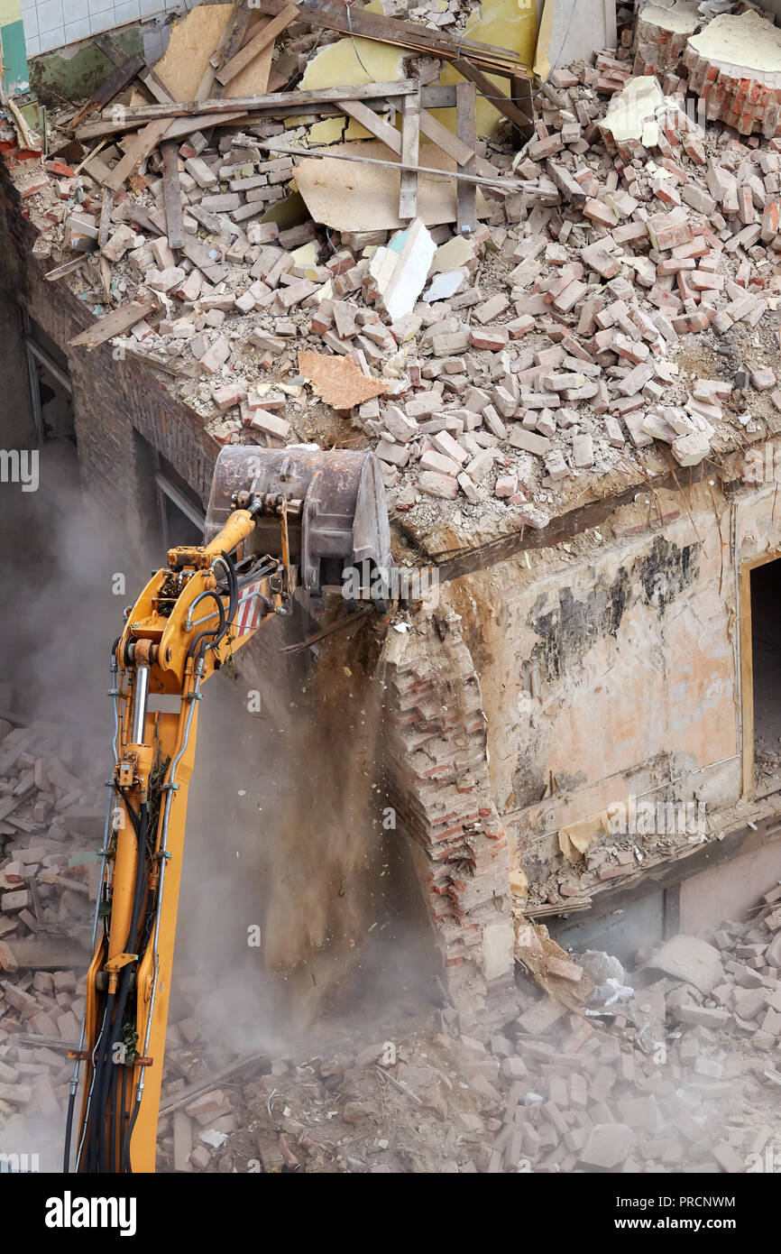 Aplastamiento De Pared De Ladrillo Demolicion De Edificios Con