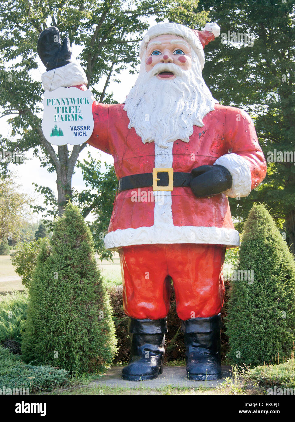 Santa Claus en un árbol de Navidad en la granja Frankenmuth, Michigan Foto de stock