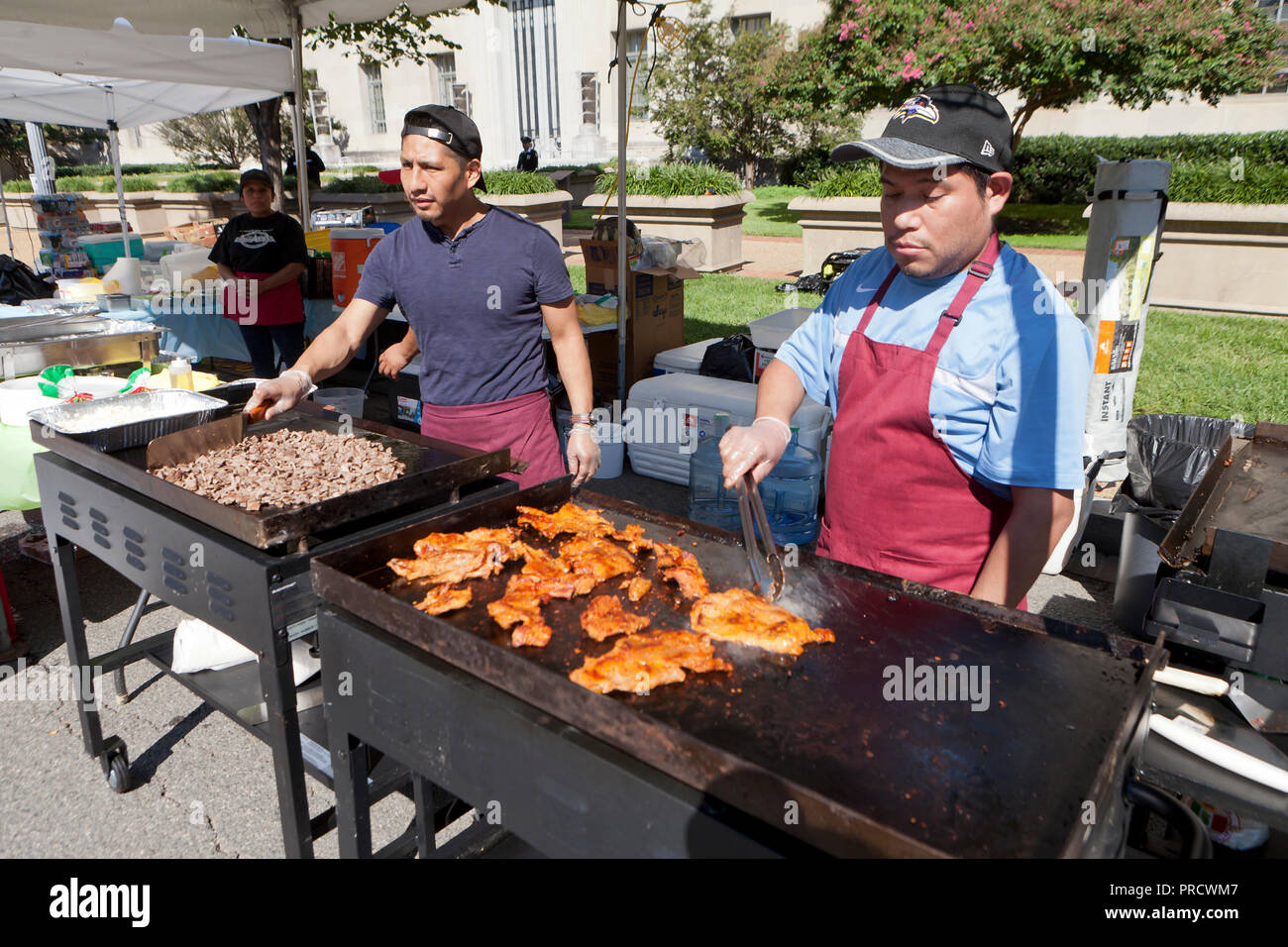 Los cocineros hispanos asar carnes en un festival al aire libre - EE.UU. Foto de stock