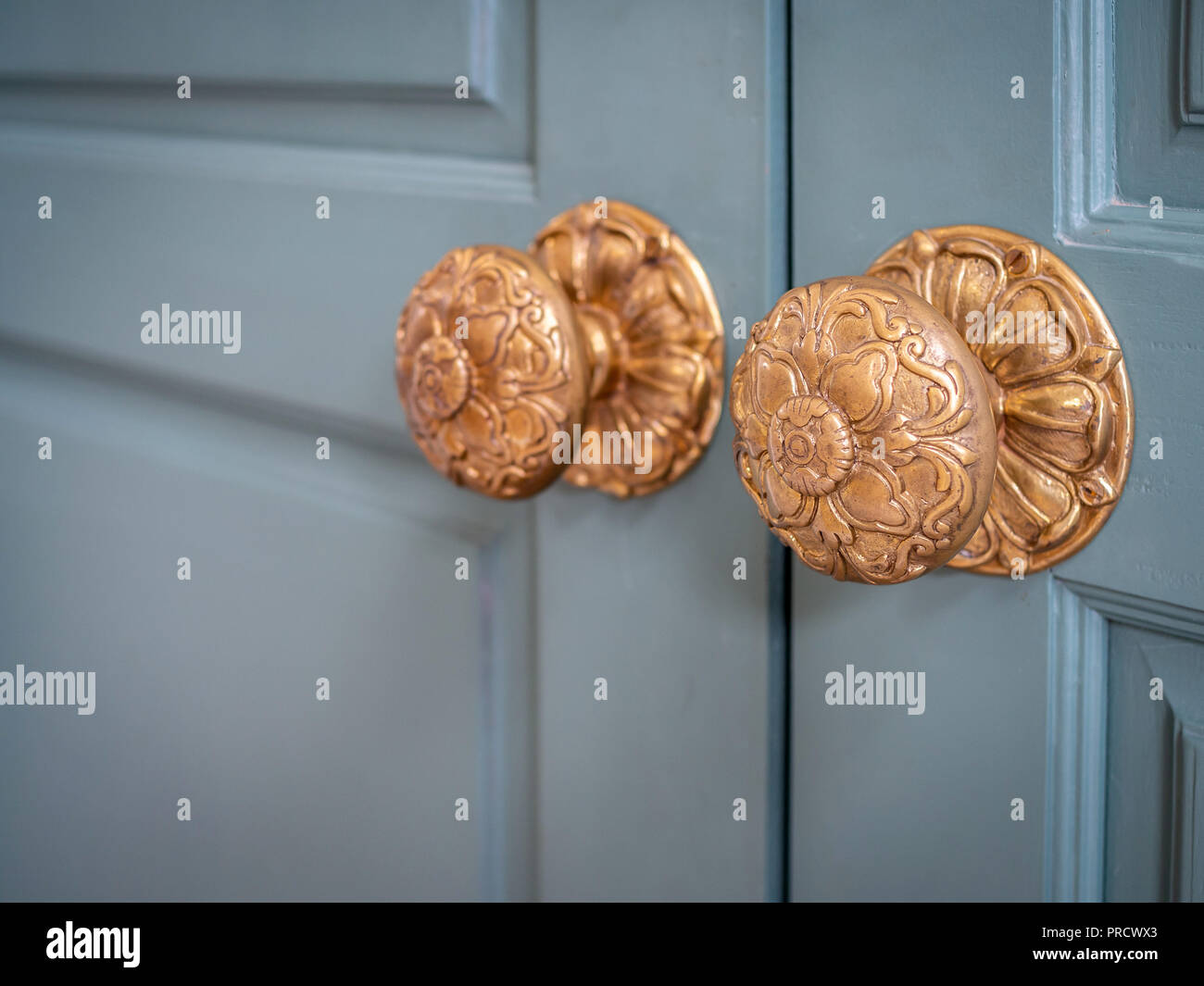 Vintage clásico pomos de la puerta dorada. Pomos de puertas antiguas con  tallados en la puerta de madera Fotografía de stock - Alamy