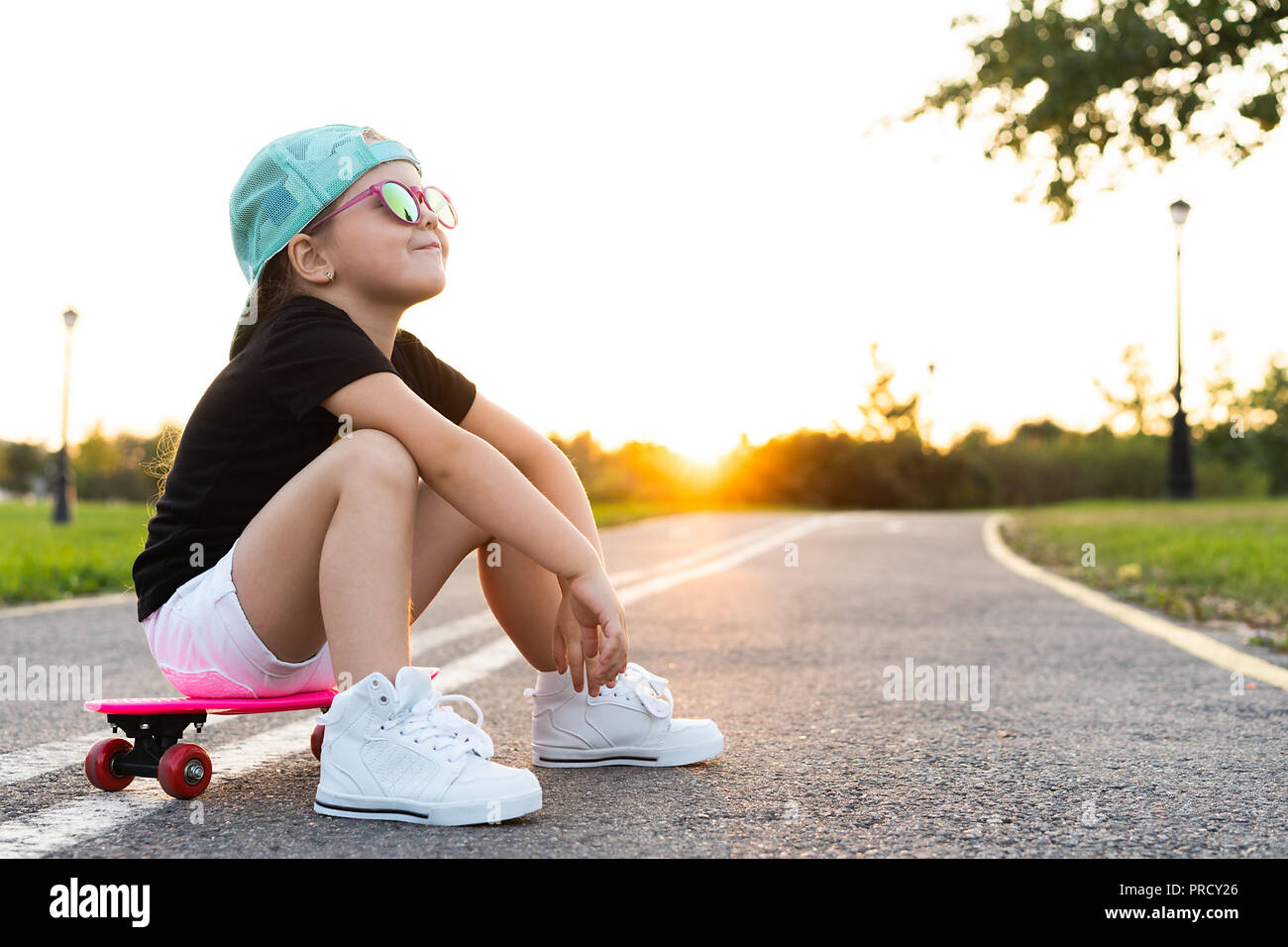 130+ Moda Niña Pequeña Niño Sentado En Monopatín En La Ciudad Fotografías  de stock, fotos e imágenes libres de derechos - iStock