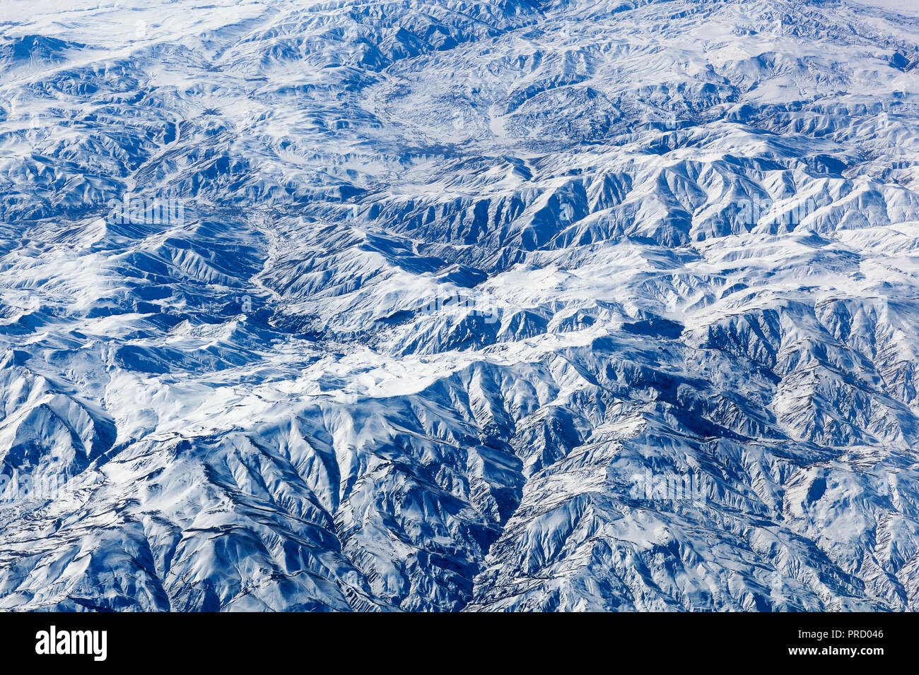 Vista aérea en la hermosa cadena de montañas nevadas del avión Fotografía  de stock - Alamy