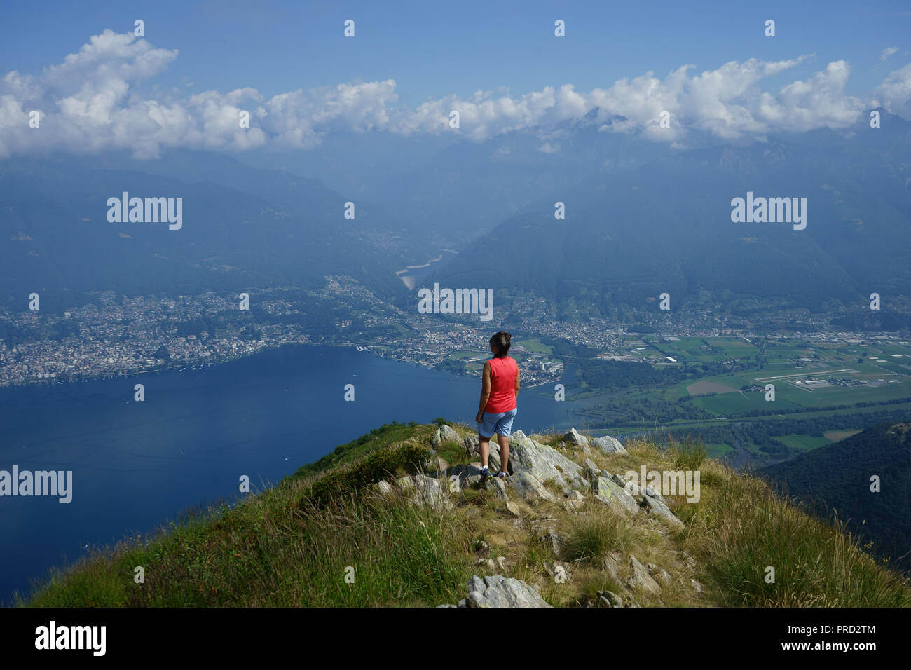 Caminante en Monte Gambarogno, vista hacia Locarno, valle Vercasca,lago Maggiore, Tesino, Suiza Foto de stock