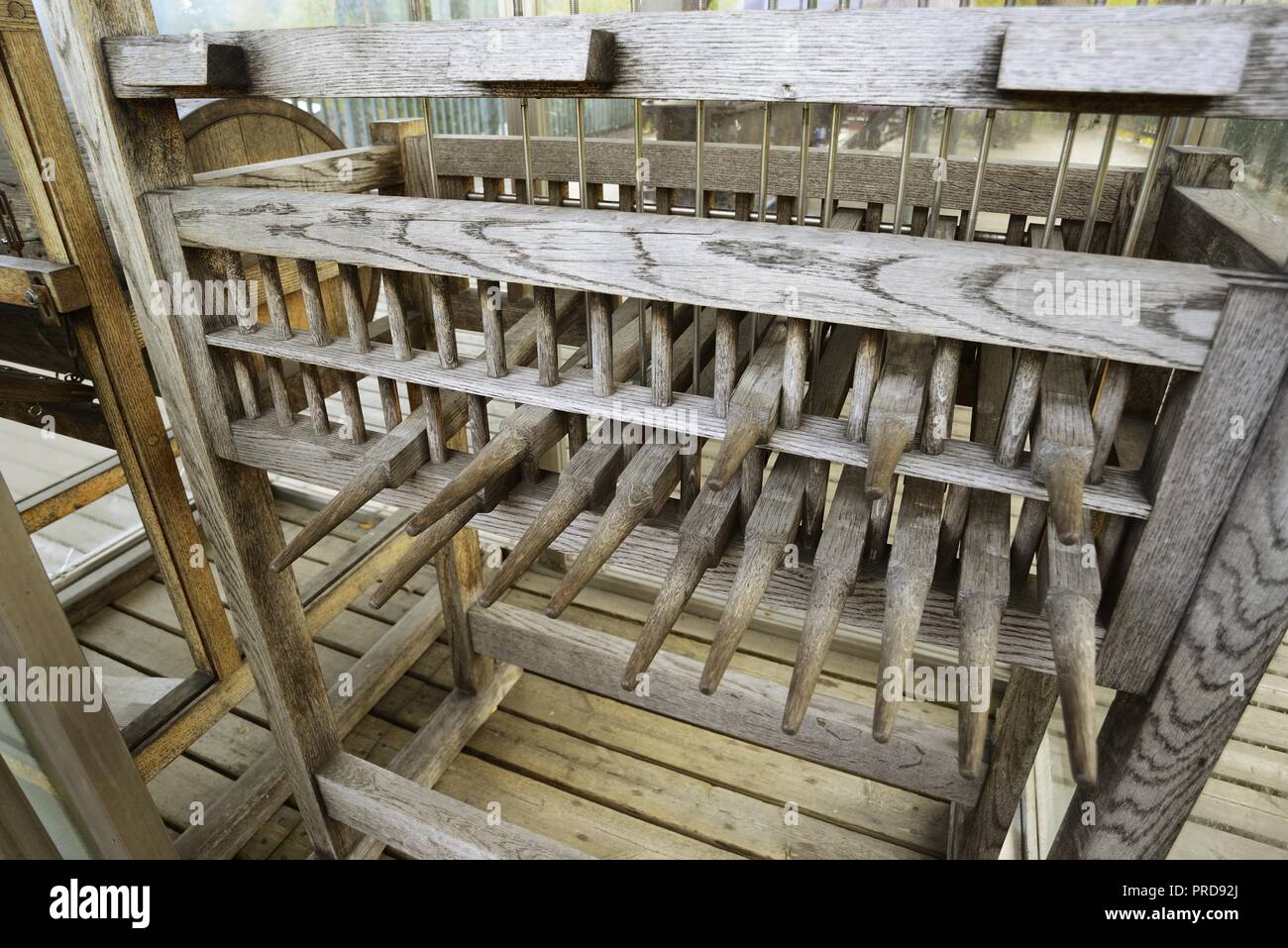 Campanas de carillón teclado antiguo de madera, en el interior de la espadaña Foto de stock