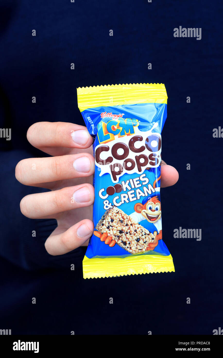 LCM coco pops Cookies y crema aislados contra fondo negro Foto de stock