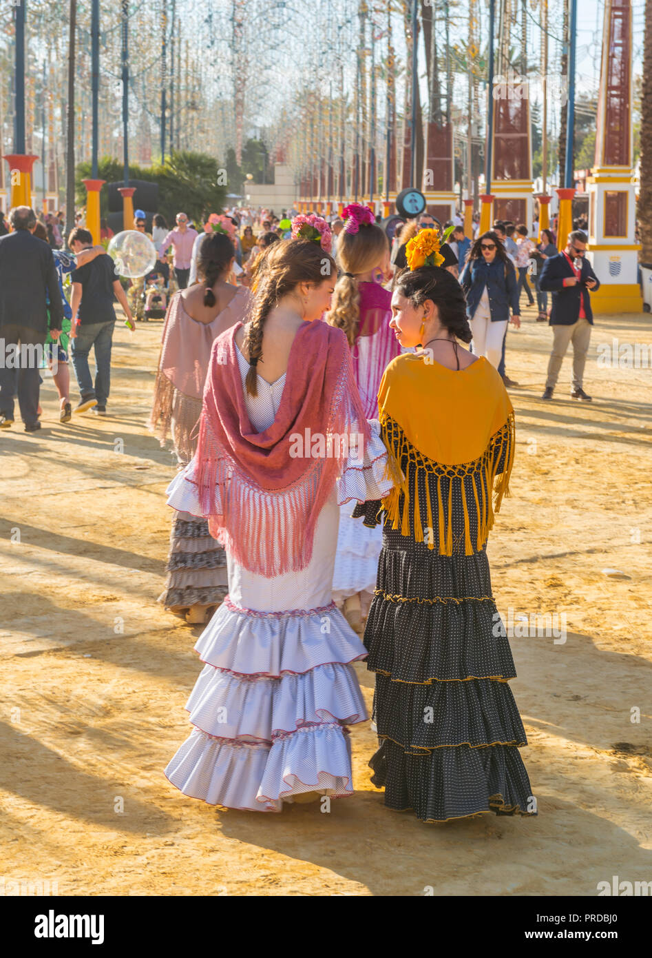 Españoles en el tradicional vestido de fiesta, traje de flamenca, la Feria  de Caballo, Jerez de la Frontera, provincia de Cádiz, Andalucía Fotografía  de stock - Alamy