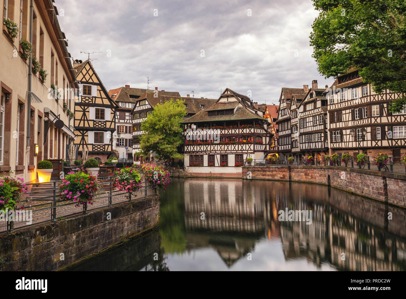 Estrasburgo, Francia, coloridas casas de madera la mitad del horizonte de la ciudad Foto de stock