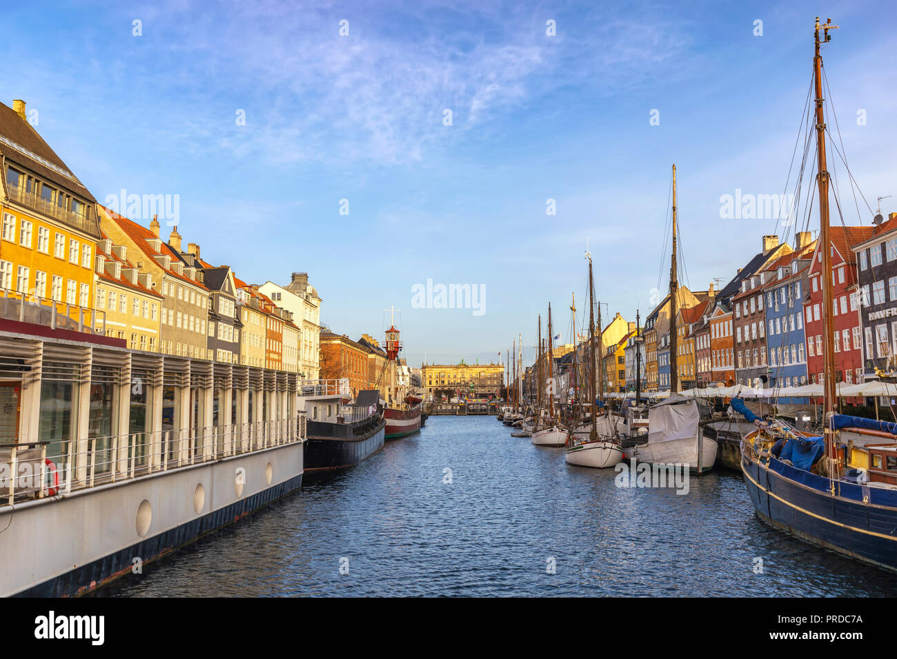El horizonte de la ciudad de Copenhague, Dinamarca en Nyhavn puerto Foto de stock