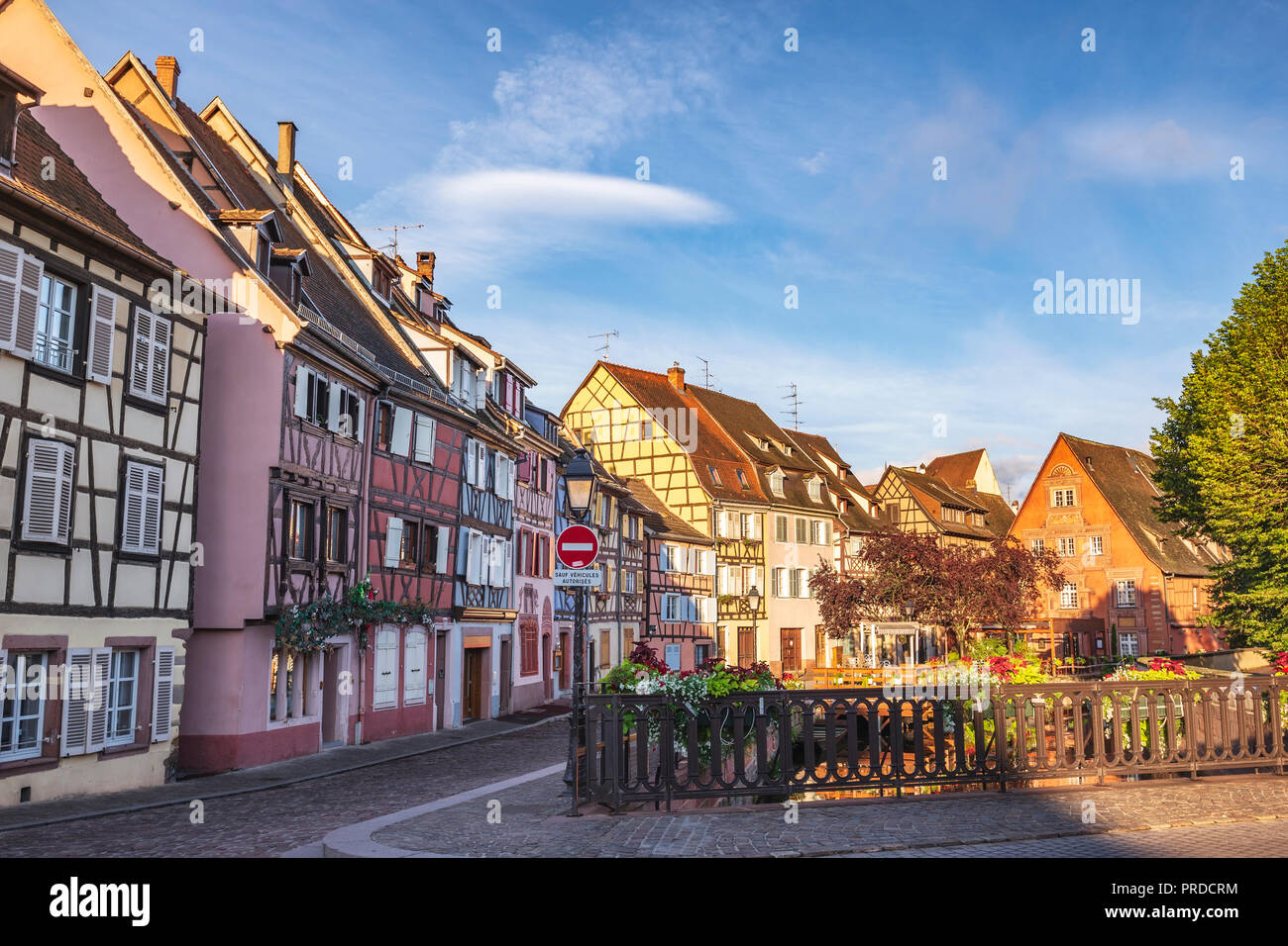 Colmar, Francia, coloridas casas de madera la mitad del horizonte de la ciudad Foto de stock