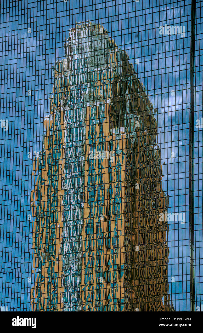 El edificio de oficinas de horizonte de Minneapolis se refleja en edificios adyacentes Foto de stock