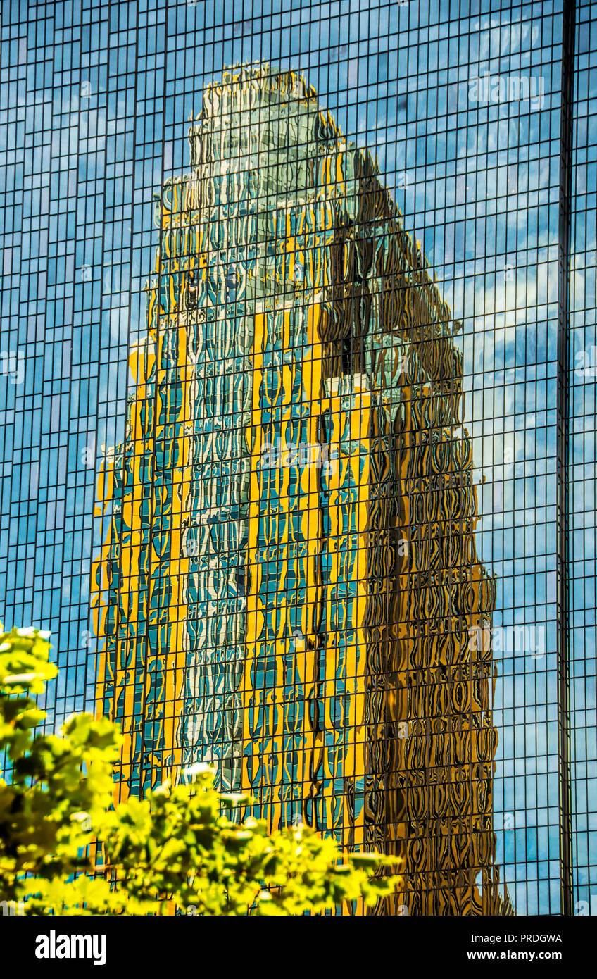 El edificio de oficinas de horizonte de Minneapolis se refleja en edificios adyacentes Foto de stock
