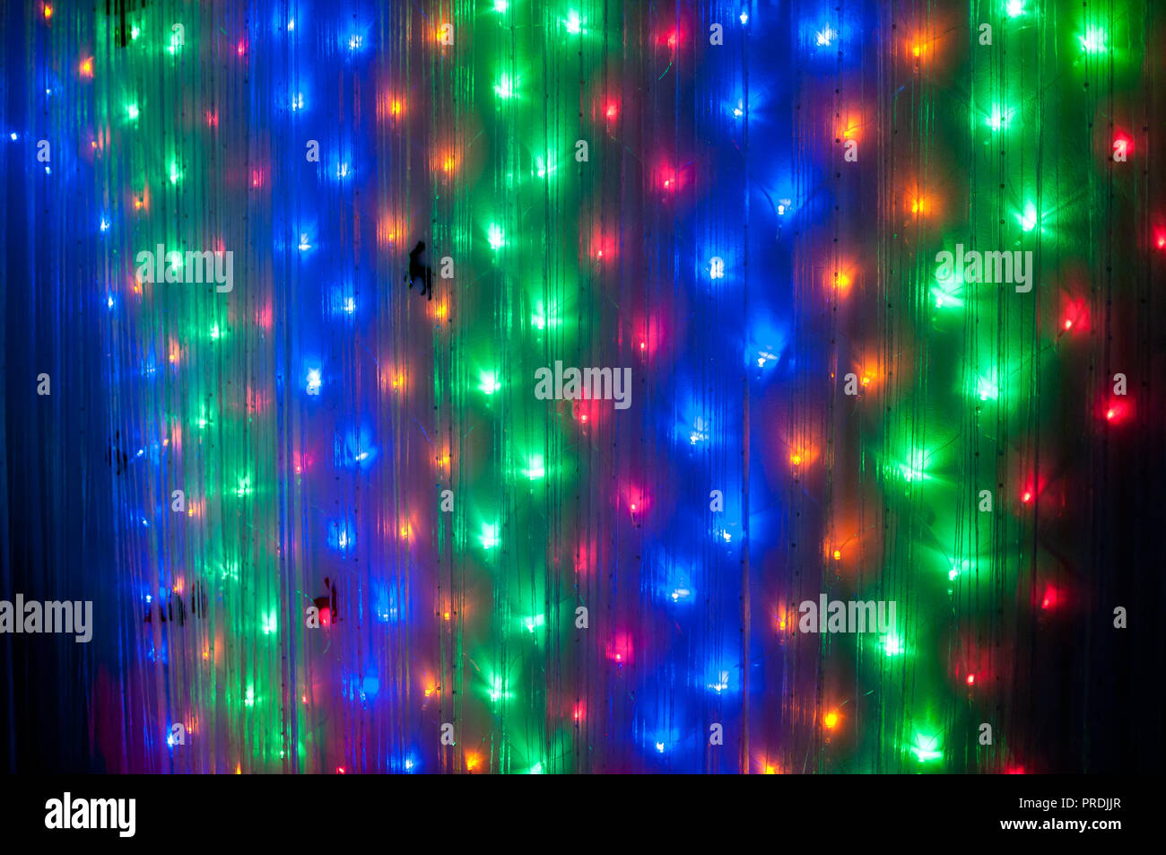 Las pequeñas luces de colores en la pared como decoración para la fiesta de  Año Nuevo, la iluminación de fondo Fotografía de stock - Alamy