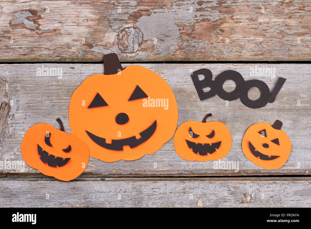 Adornos de papel de Halloween sobre fondo madera Fotografía de - Alamy