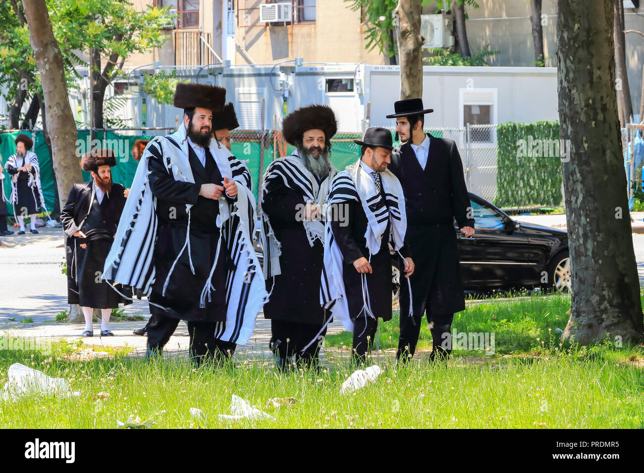 Los judíos ortodoxos vistiendo ropa especial en Shabat, en Williamsburg,  Brooklyn, Nueva York Fotografía de stock - Alamy